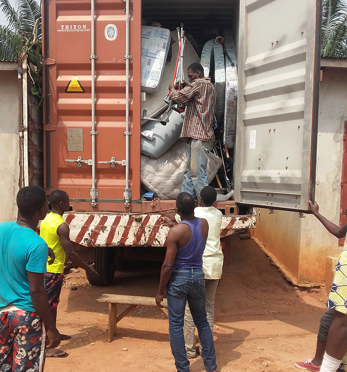 Emmaüs déchargement d'un conteneur en Afrique