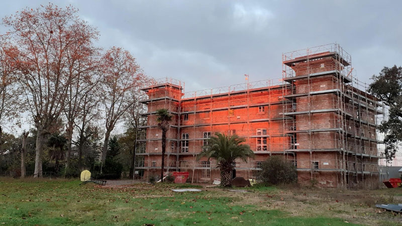 Travaux du château pour le futur site d'Emmaüs Toulouse à Sesquières