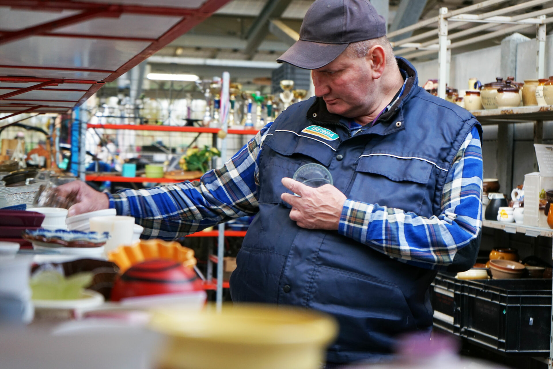 Tri des dons de vêtements par une compagne Emmaüs